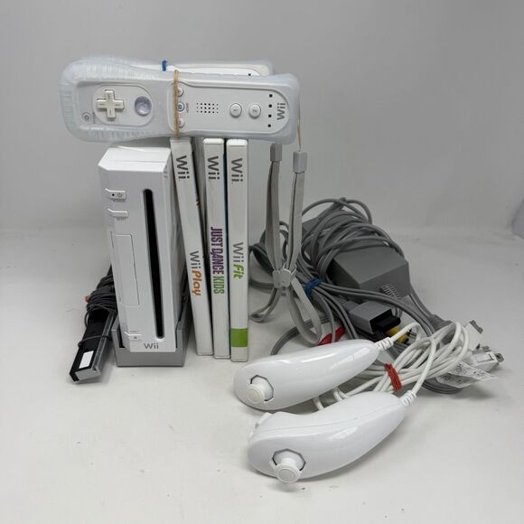 Nintendo Wii RVL-001 Console Gamecube W/ 2 Controller, 2 NunChuck & Games - Picture 1 of 5